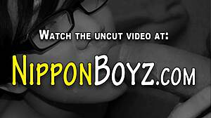 Обичам да гледам гей азиатци как се смучкат един на друг