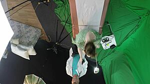 Gigi Breeze podstupuje gynekologické vyšetření s oholenou bezchlupou píčí v fetish prostředí