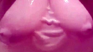 シーラの巨乳、濡れたシャワーで輝く！