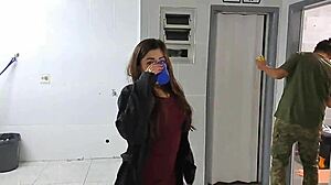 Curvy Latina 18+ wordt stout met teddybeer