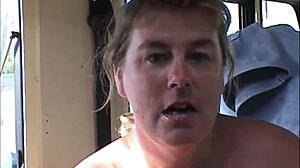 Suzi adora il cazzo in pubblico, così hot! 😍