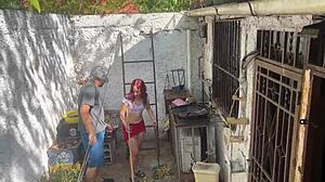 وصلت المنزل ولم أقاوم تنورة ابنتي زوجتي وهي تغسل الملابس