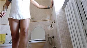 Tajna namiętność wyzwolona gorącym moczem w ukrytej scenie w toalecie