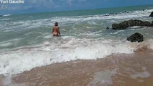 Zamężna gorąca laska pokazuje wszystko na plaży nudystów, doprowadzając facetów do szaleństwa!