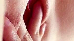 她在特写舔阴和手指高潮时大声呻吟。