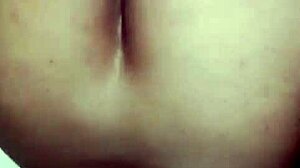 Bedriegende Aziatische tante spuit voor extra geld