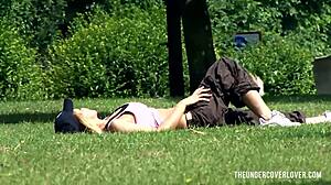 Sensi plockar upp rysk MILF i parken för passionerad träff