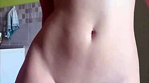 可爱Maiskii女孩用假阳具在紧致阴道中自慰