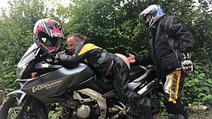 Nymphofist gay biker neemt extreme anale fisting.