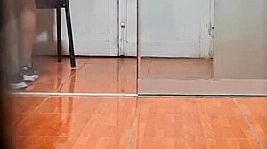 Cameră ascunsă prinde secretara argentiniană sexy în minijupă la birou UBA, thrill de spionat