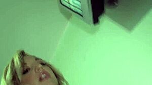 Dayna Vendetta peituda deseja pau negro grande no gloryhole