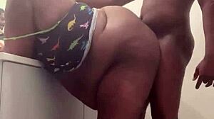 Rapidinho no banheiro com BBW e pau gigante socando forte