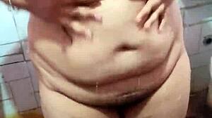 Nahá sestra volá švagrovi do koupelny?