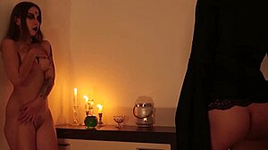 الساحرة تمتص زب التوأم في ليلة هالوين