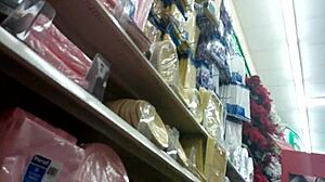 Pogled ispod suknje otkriva skrivene tajne ispod male suknje.