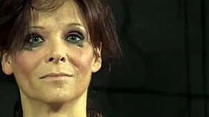 זונה כנועה מזויינת בגרון ומזויינת קשה בשלישייה פרועה