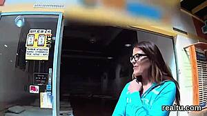 Prelepa češka nimfomanka zadirkivana u šoping centru i duboko jebana izbliza