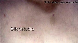 Žena močí pro zábavu v srílanském videu