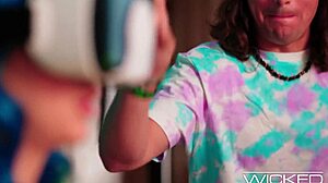 ウィケッド・ジュエルズ・ブルーがVRを試してバックから激しく突かれる