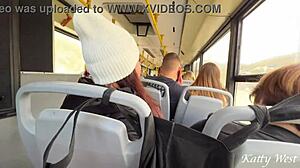 Chupa polla de desconocido en autobús público