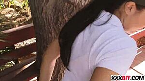 Conselheiras Lésbicas de Acampamento Enganam Adolescente 18+ em Ação Selvagem de Pau Grande POV!