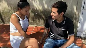 El vecino me invita a su casa para divertirnos