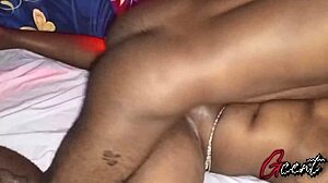 زوج أسود يضرب بقوة في وضع التبشيري مع كس مبلل وزب كبير. عمل منزلي يصبح جامحاً.