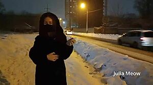 Moglie troia mostra il corpo bollente nel gelo invernale all'aperto