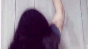 אני אוהב לצפות בחובבנית חמה שמכניסה אצבעות עמוק