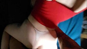 Lassított felvétel a feleség szűk seggével kutyapózban.