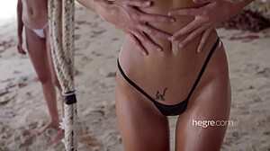 美人儿们在裸体海滩加入我们。