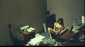 Toimistotyttö sormii itseään salaa