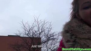 واو، لا أصدق أن هذه الفتاة الأوروبية الشابة حصلت على كريم باي في الهواء الطلق بعد ركوب شديد!