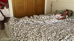 Besser Kondom benutzen bevor du die rasierte Muschi deiner Freundesfrau fickst