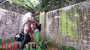 Pelacur Latina Dikongkek Doggy di Rumah Terbiar Medellin