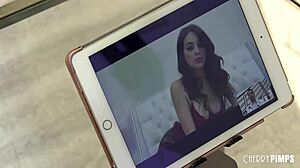 Bile anal blocate în curul frumos al lui Maddy Mays cu sâni mari și are nevoie de futut anal adânc.