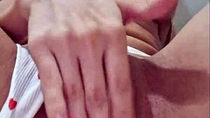 Brasilianerin, zeig mir deine enge Muschi, die einen dicken Gummischwanz schluckt!