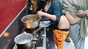 Desi Gospodyni Domowa Bierze Analnie w Kuchni Podczas Gotowania