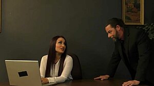 Gabriella Paltrova își domină șeful cu stil femdom