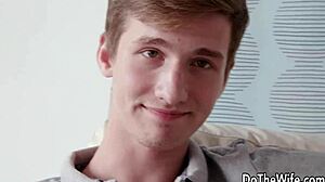 Adry Berty călărește pula tare lângă soțul ei cuckold, ejaculație.