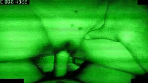 Mamă vitregă dă masturbare secretă și călărește, prinsă pe casetă de sex acasă