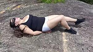 Cuñada Latina Pelacur Goda Cameltoe Raksasa di Hutan