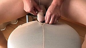 Vil du se meg runke i strømpebukser i natt??