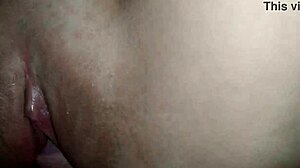 좁고 젖은 핑크 보지 클로즈업 큰 자지에 박히는 스팀 액션