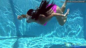 Jessica Lincoln si spoglia nuda in piscina per divertimento