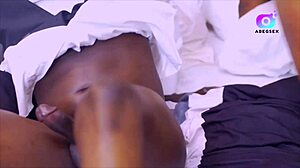 Placer de polla negra del portero mientras marido está fuera