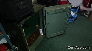 Ongebruikelijke centerfold krijgt cumshot op gezicht en slikt al het sperma in extreme bukkake