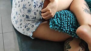 Mulher madura sexy provoca em pijama