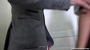 Asa Belle, mandens chef, knepper teen 18+ kæreste i hård doggystyle. Barbert skede får en udløsning!