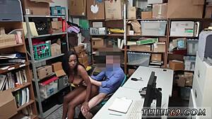 Βρετανίδα ψεύτικη αστυνομικός ενώνεται σε τρελό τρίο σεξ. Δες αυτή την τρελή δράση τώρα!